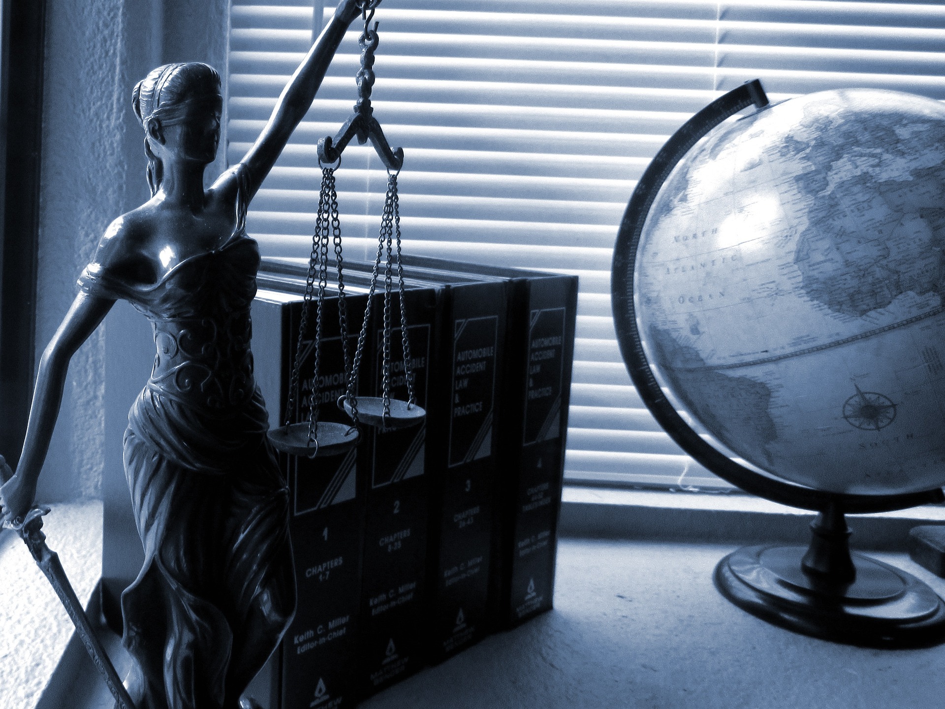 professional services - lady-justice-2388500_1920